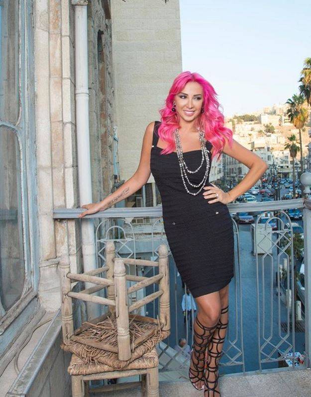 بالفيديو – والدة جويل ماردينيان تشعل المواقع بجمالها وشبابها... شاهدوا رقصها مع حفيدتها