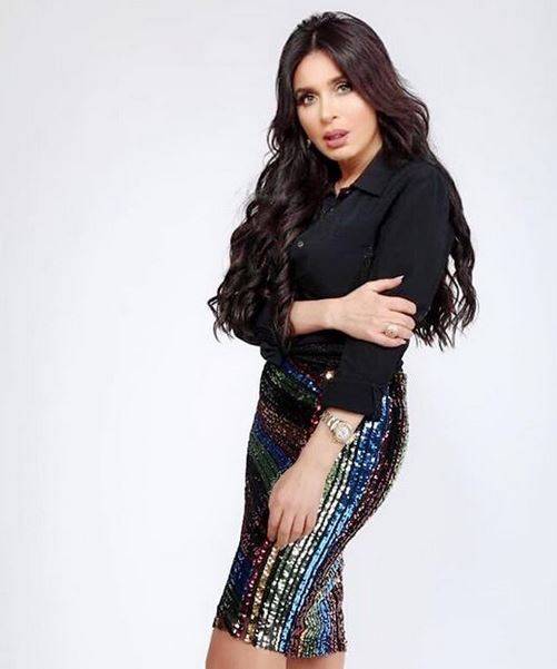 بالصور – تعليقات جارحة على إطلالة دينا بسبب فتحة قميصها... شاهدوها