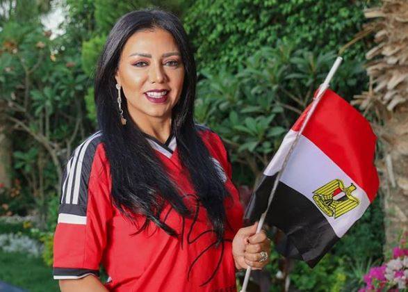 بالفيدو - رانيا يوسف تحدث ضجة جديدة بدلعها ورقصها بفستان قصير