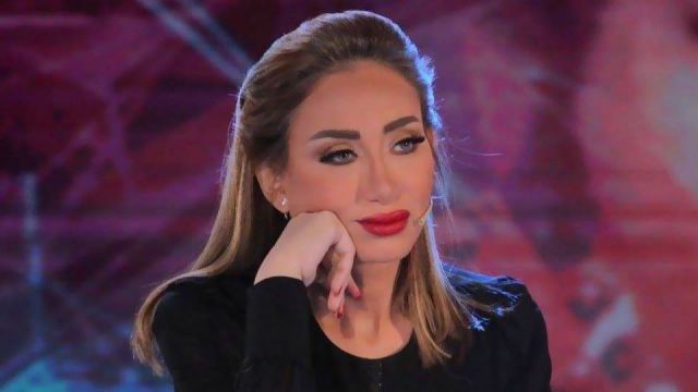 بالفيديو - أمينة تؤدي العمرة وتدعو لريهام سعيد وتهاجم منتقديها