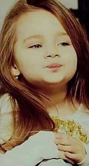 هذه الطفلة الجميلة أصبحت نجمة شهيرة الآن.. خمنوا من هي؟