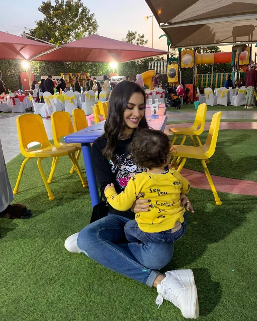 لأول مرة.. كارمن سليمان تكشف عن وجه طفلها بفيديو مع والده