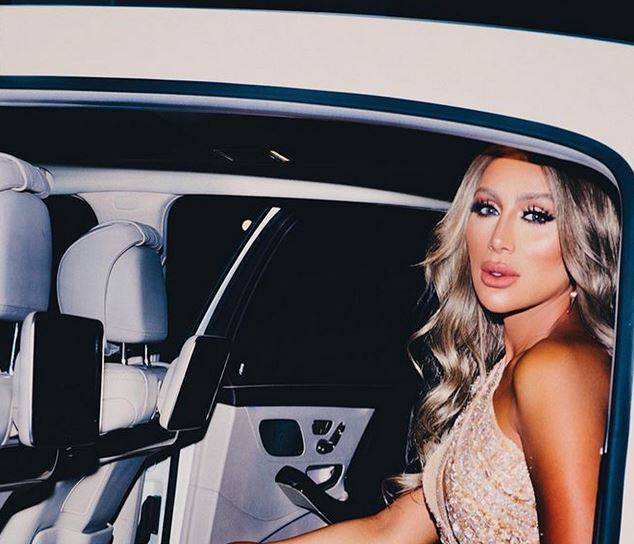 بالصورة – اتهام مايا دياب بفتح فستانها وإظهار ساقها عمداً... إليكم التفاصيل