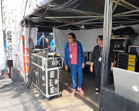 محمد منير يتابع تجهيزات حفله بألمانيا