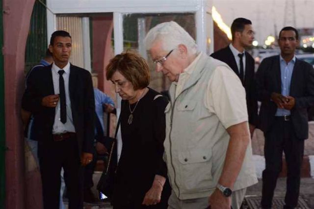 محمود قابيل وزوجته في طريقهما لتقديم واجب العزاء