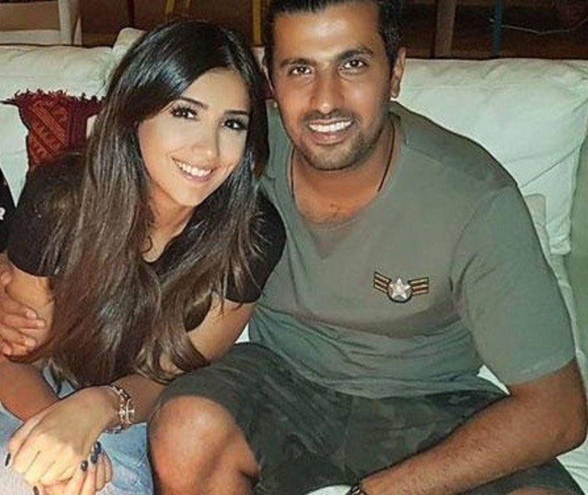 صورة رومنسية لمي عمر ومحمد سامي تحدث ضجة.. والجمهور ينتقد