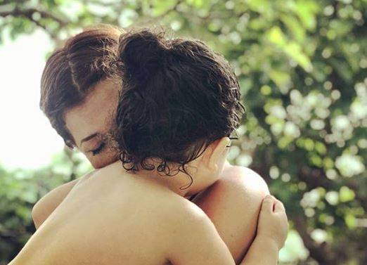 نجمة لبنانية تحدث ضجة بصورة غريبة مع زوجها.. شاهدوا ماذا فعلا