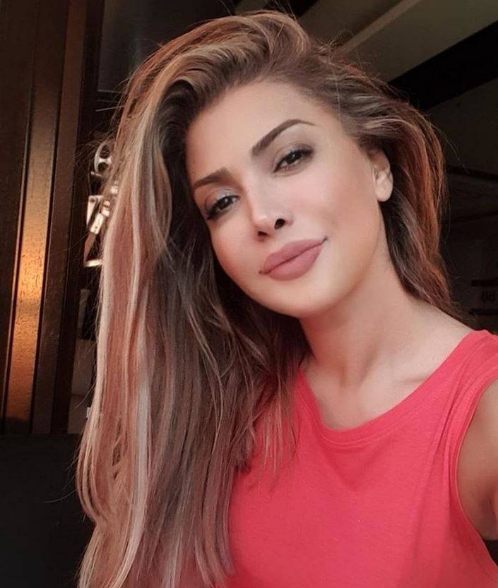 بالصورة – تفصيل بسيط في قميص نوال الزغبي يشعل المواقع... ما القصة؟