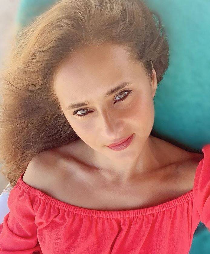 بالصورة –نيللي كريم بإطلالة مفاجئة وغير متوقعة... هذا ما وضعته على وجهها