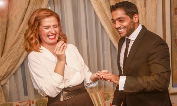 أحمد فلوكس من دون خاتم الزواج.. هل انفصل عن هنا شيحة؟