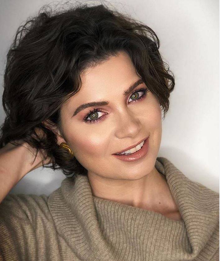 بالصورة – بعد التخلي عن شعرها الطويل... يسرا اللوزي تبهر الجميع بهذا التغيير الجديد