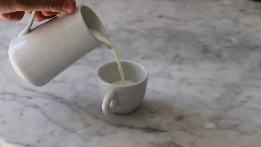 بالفيديو – نجم خليجي يشجع على شراء وشرب حليب الحمير... شاهدوا ما حدث له عندما تذوقه