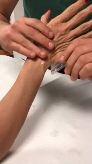 نجمة شهيرة تفضح حبيبها المعروف... كسر يدها وخانها مع زوجته السابقة