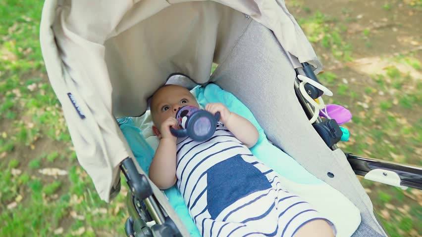 هل تغطين عربة طفلك بقطعة قماش لحمايته من الشمس؟ توقفي فوراً فهذا سيقتله