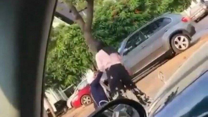 إمرأة تعتدي على كويتية بالضرب بسبب موقف سيارة