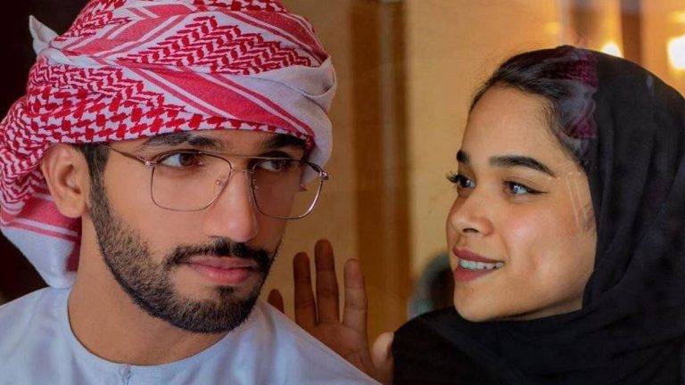 بالفيديو - أحمد خميس يمنع مشاعل الشحي من الوقوف بجانب مذيع
