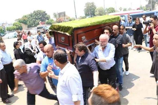 الصور الأولى من جنازة عزت أبو عوف: انهيار شقيقاته وغياب نجوم الفن