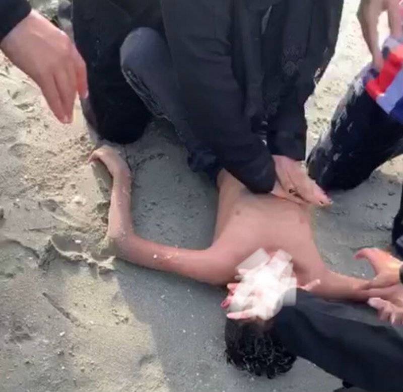 بالفيديو - سعودي وشقيقته ينقذان أبا وابنه من الغرق