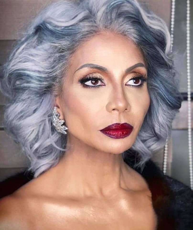 بالصور - سوسن بدر تتحدى سنها بإطلالة شبابية جريئة.. شاهدوها