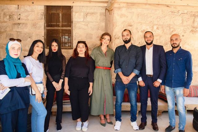 الملكة رانيا 
تزور مكتبة 