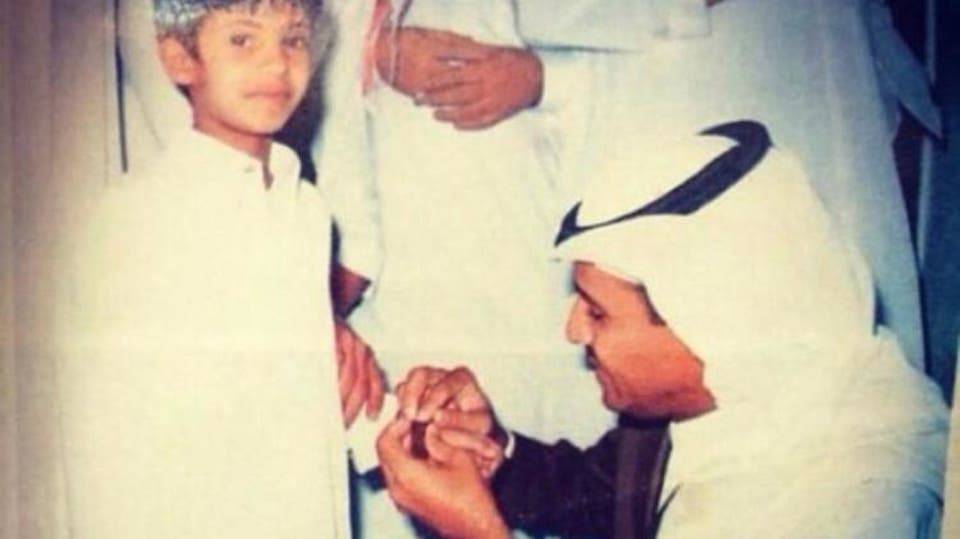 بالصور - شاب يحتفظ بساعة فنان سعودي منذ 19 عاماً.. هذه قصته