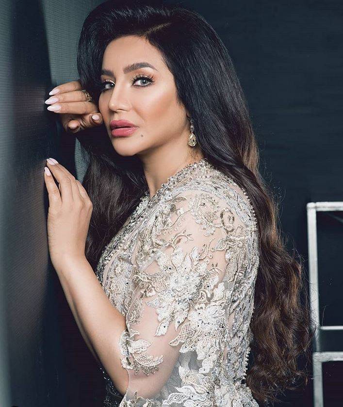 بالفيديو – لجين عمران تلجأ إلى طريقة غريبة لتجميل وجهها... شاهدوا ما أدخل إلى بشرتها