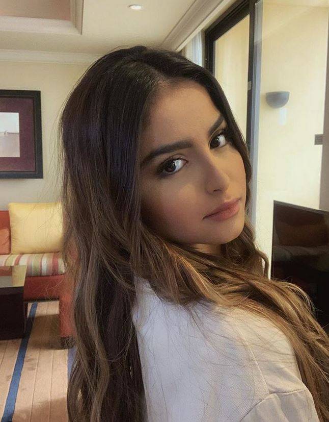 صورة من طفولة حلا الترك الأولى تشعل المواقع... شاهدوا كيف كانت