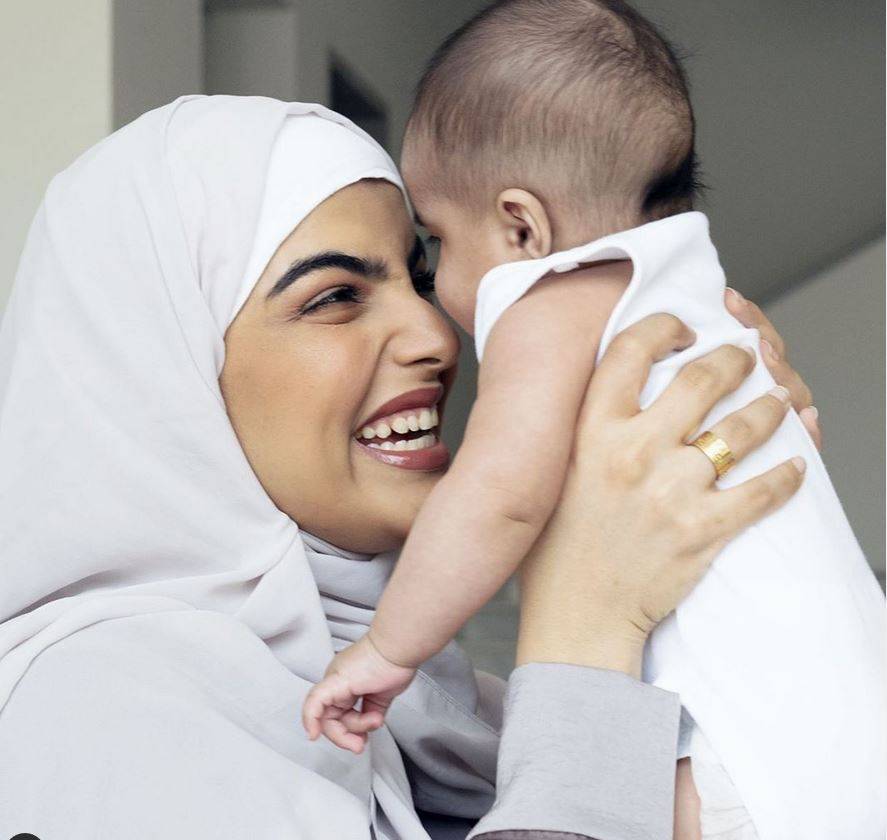 بالفيديو – أول ظهور واضح لابن سارة الودعاني... شاهدوا كم يشبهها