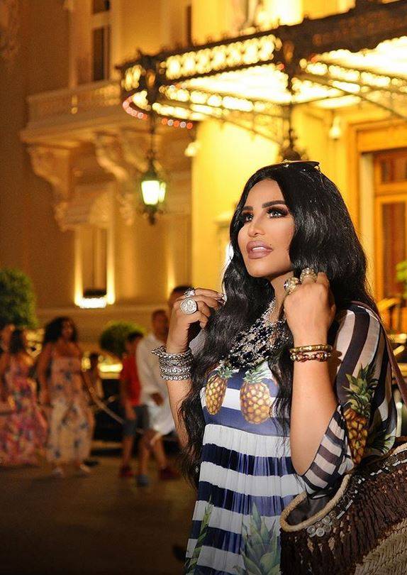 بالصور – هل تطاير فستان أحلام الشفاف وأربكها؟ شاهدوا ماذا حدث