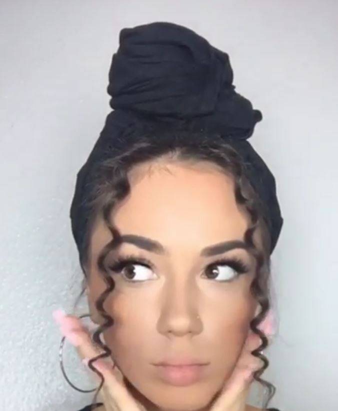 بالفيديو - شاهدي كيف استخدمت فرشاة المكياج للحصول على شعر كيرلي مميز