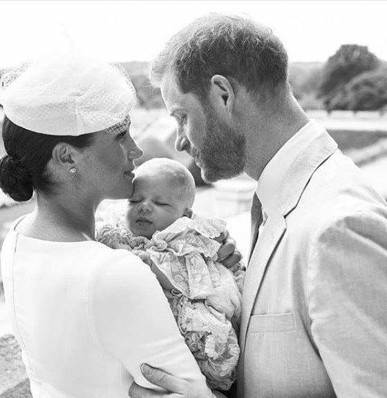 بالصور - الظهور الواضح الأول لبكر الأمير هاري وميغان ميركل بملابس تعود الى عام 1841