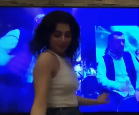 بالفيديو مع عائلة عاصي الحلاني - ماريتا ترقص لغناء الوليد... وهو يصرخ على أختهما دانا