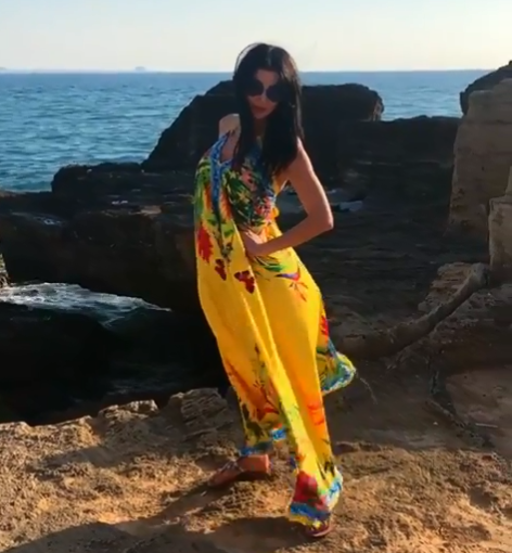 بالفيديو - جيني إسبر تتألق على الشاطئ أمام عدسة ابنتها