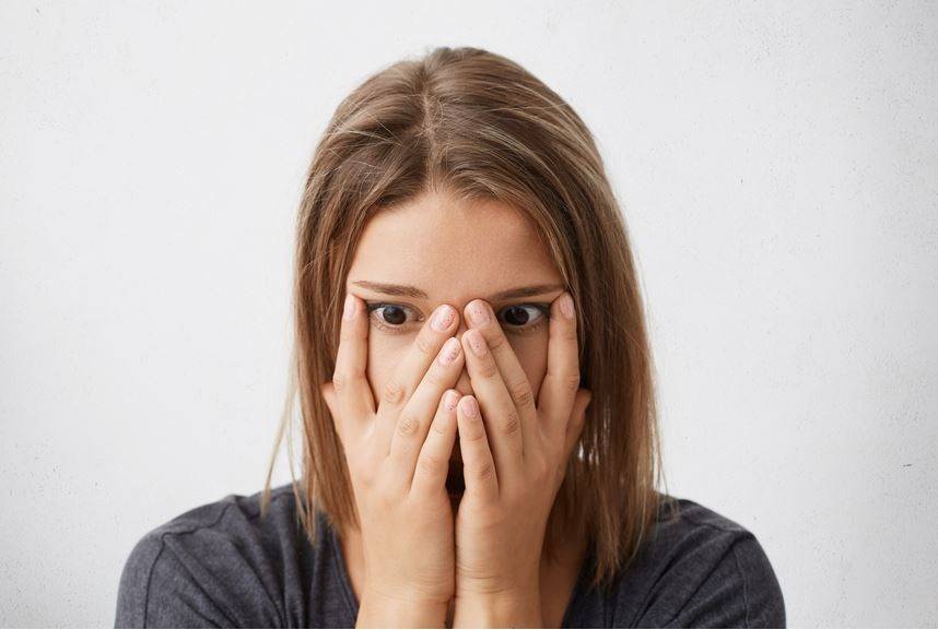 تعتقدون أنها عابرة –بعض أعراض العينين تكشف أمراضاً تحتاج للعلاج... ماذا عن تساقط الرموش؟