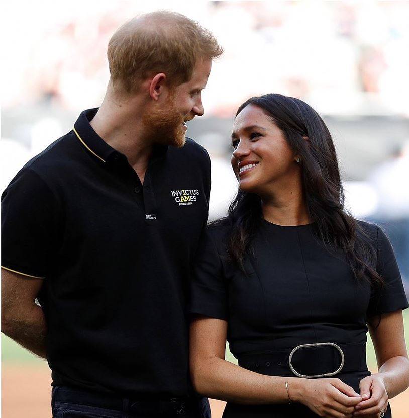 بالصورة – ميغان ماركل تدهش الجميع بنحافة خصرها بعد ولادة طفلها... شاهدوا كيف بدت