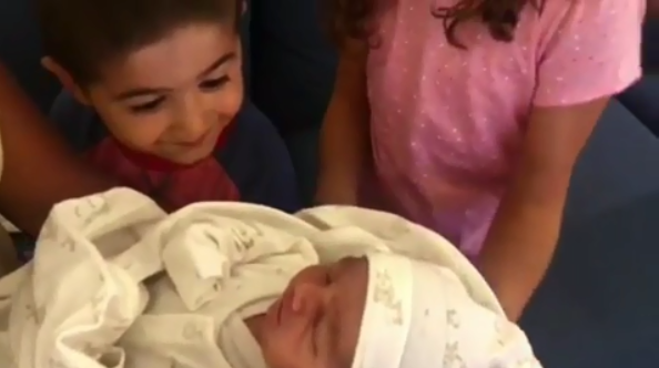 بالفيديو - نجم لبناني ينشر الفيديو الأول لمولوده الجديد