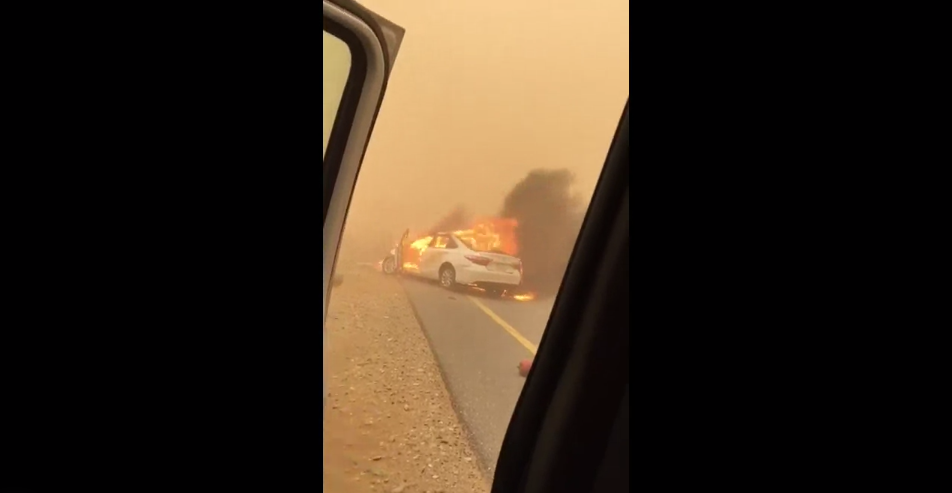بالفيديو - النيران تلتهم سيارة بحادث مروع في السعودية... وفاة وإصابة بالغة