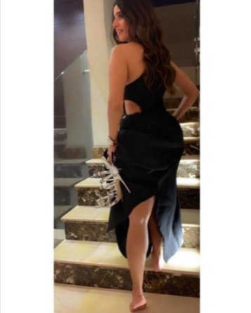 نجمة مصرية تسخر من نفسها بصورتها حافية وانتقادات بسبب فستانها الجريء