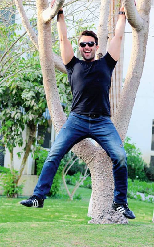 وائل عبدالعزيز:
لم أستغل نجومية شقيقتي ياسمين عبدالعزيز وتعلمت من والدتي الصبر