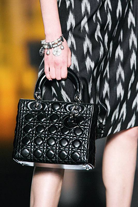 ‏Lady Dior
الحقيبة الأيقونية بلمسة إبداعية متميّزة