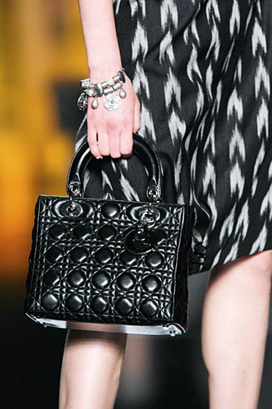 ‏Lady Dior
الحقيبة الأيقونية بلمسة إبداعية متميّزة
