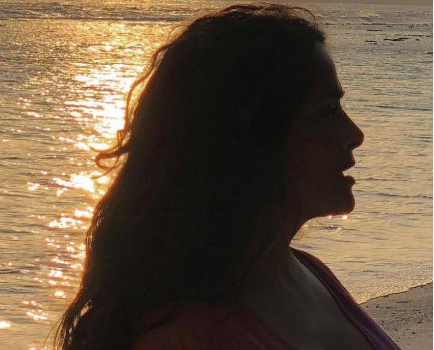 بالصورة - ممثلة شهيرة تظهر بشكل مخيف بعد سيلان ماكياج عينيها... شاهدوها