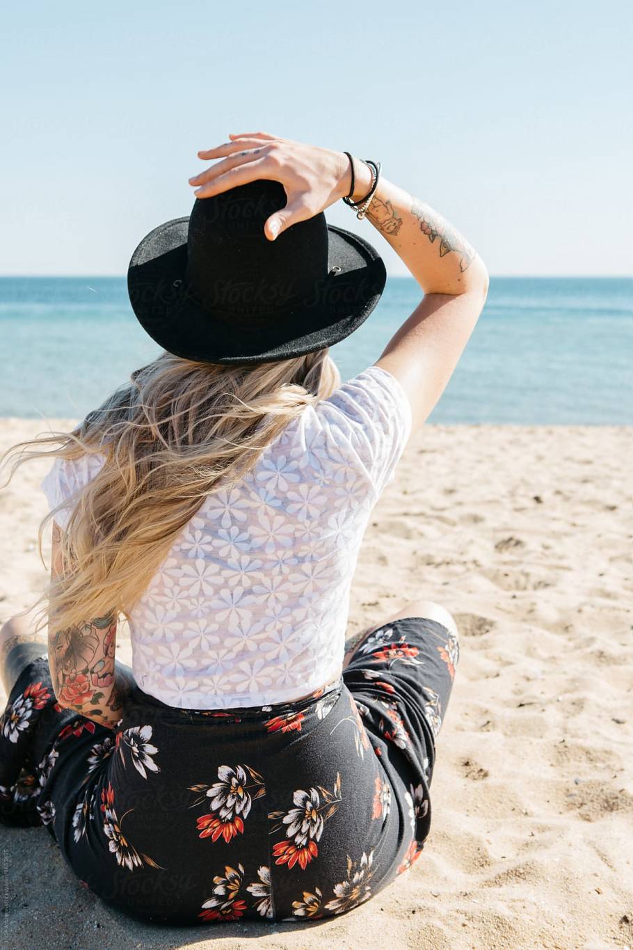 بالصورة – فنانة لبنانية تحدث ضجة بملابس قصيرة كاشفة... لهذا قيل 