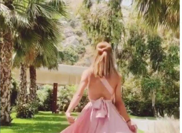 بالصور - إبنة فنانة لبنانية تحدث ضجة بظهورها بلباس البحر وبقبلة حبيبها... شاهدوها