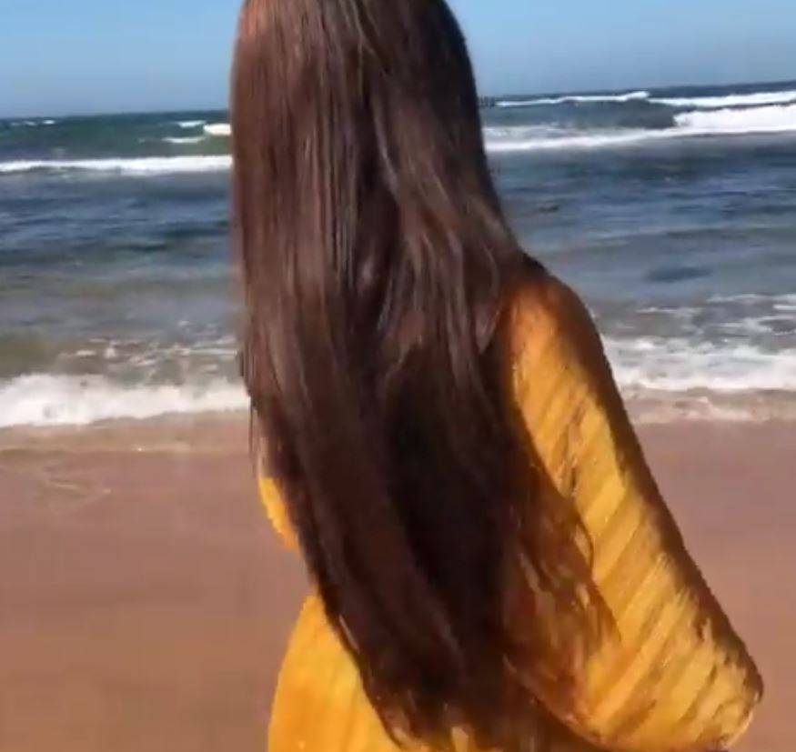 شقيقة فنانة عربية تحرجها بنشر صورة فاضحة لها على الشاطئ... لهذا قالت 