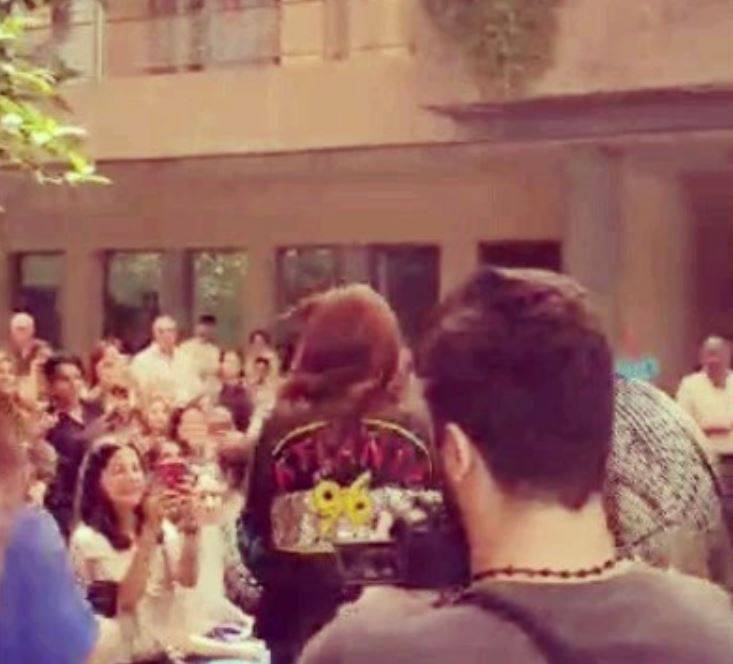بالفيديو –فنانة لبنانية تقطف الخضار في حديقة منزلها بعفوية بالغة... شاهدوا ماذا فعلت