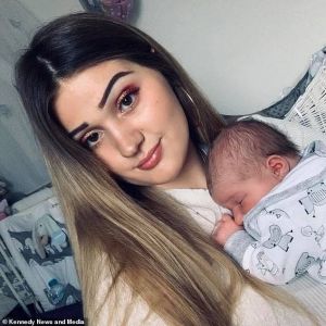 واجهت خطر قطع إصبعها بسبب أمر تطلبينه في صالون التزيين... إنتبهي