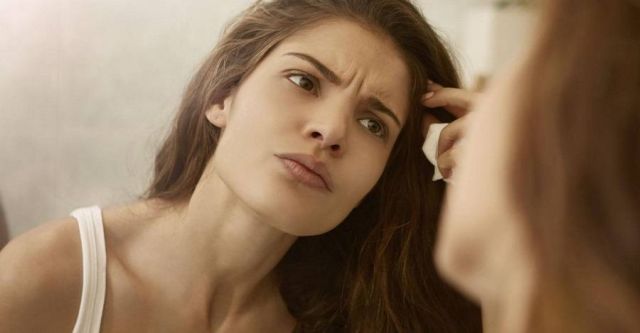 هكذا تزيل البطاطا الخط بين الحاجبين من دون حقن وتجميل