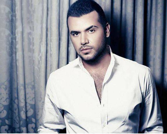 سامو زين يخفي وجه ابنه ويدعو له