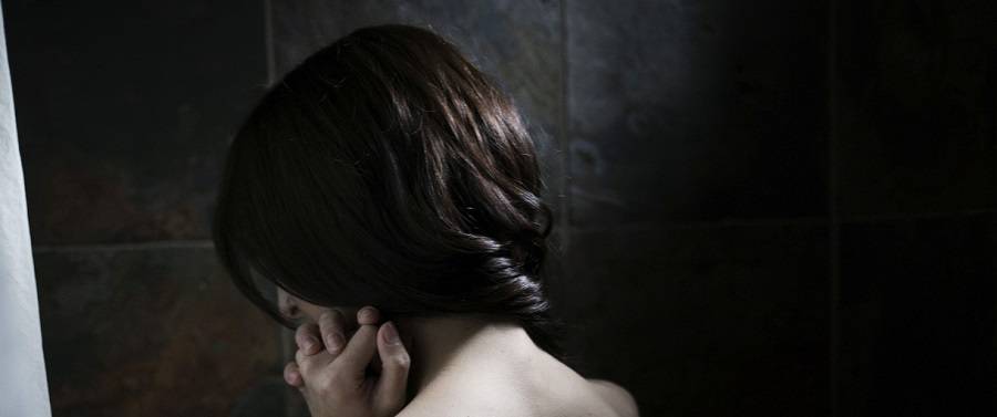 ممثلة شهيرة تتهم رجلاً باغتصابها بطريقة غير مسبوقة... ماذا فعل؟